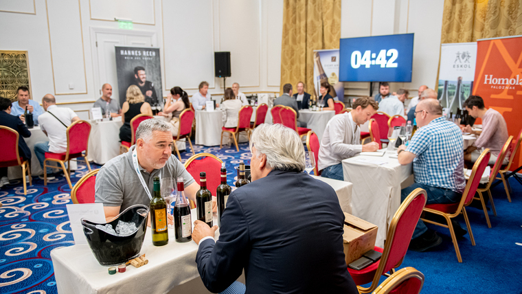 “Ki van kényszerítve, hogy összeszedjük a gondolatainkat, és lényegre törően, 12 percben bemutassuk a borainkat” “Ki van kényszerítve, hogy összeszedjük a gondolatainkat, és lényegre törően, 12 percben bemutassuk a borainkat”