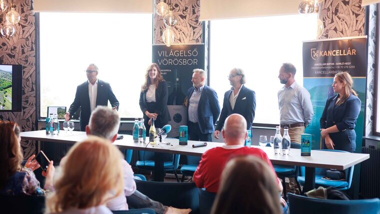 Az AI bevonásával készült Kancellár SomlAI Cuvée 2021 a világ legjobb fehérbora Az AI bevonásával készült Kancellár SomlAI Cuvée 2021 a világ legjobb fehérbora