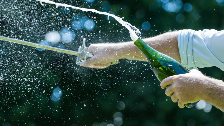 Pezsgőt bontani is művészet – Tokajban debütál az Art Wine Sabrage Bajnokság Pezsgőt bontani is művészet – Tokajban debütál az Art Wine Sabrage Bajnokság