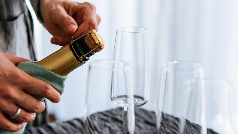 A sóhajtás művészete – az elegáns pezsgőnyitás A sóhajtás művészete – az elegáns pezsgőnyitás