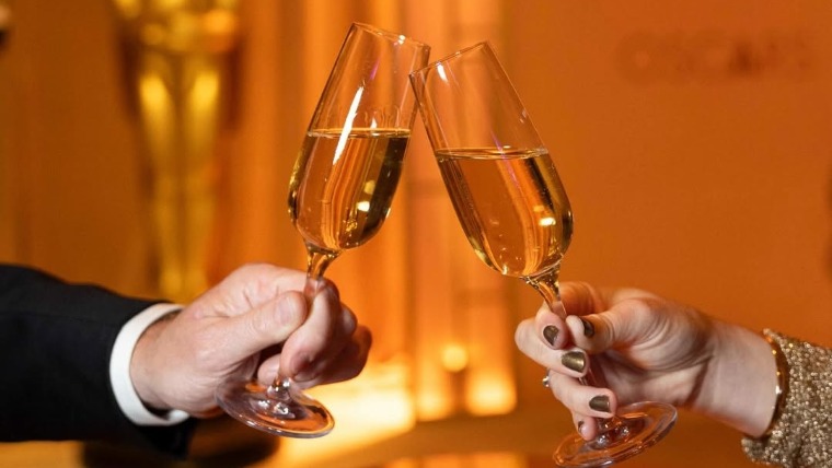 Híres koccintások a történelem nagy pillanataitól az Oscar-gála afterpartyjáig Híres koccintások a történelem nagy pillanataitól az Oscar-gála afterpartyjáig